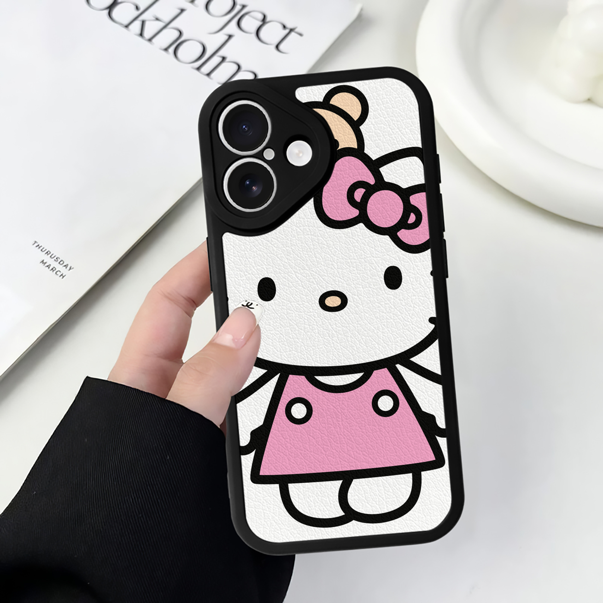 （画像用） Hello Kitty ハローキティ 【iPhone 16シリーズ対応】シリコンスマホケース（レザー調） 材質：シリコン